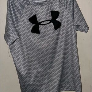 Kids Under Armour T-shirt Size YSM.